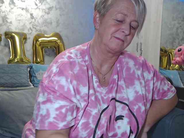 LovePinkLilli webcam