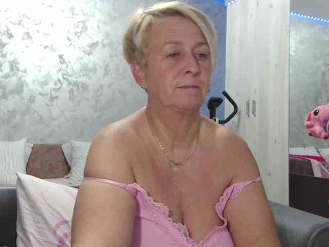 LovePinkLilli webcam