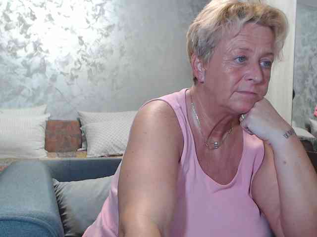 LovePinkLilli webcam