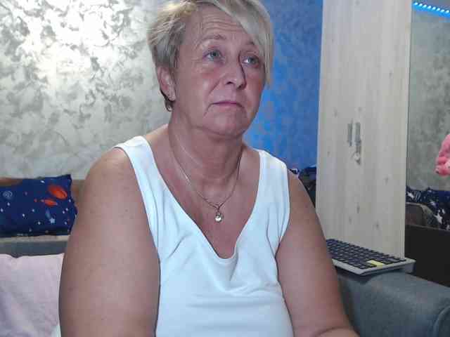 LovePinkLilli webcam