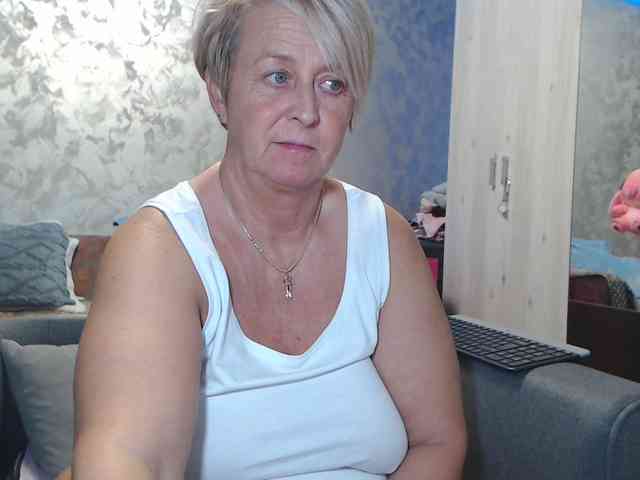 LovePinkLilli webcam