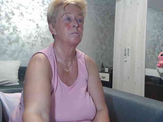LovePinkLilli webcam