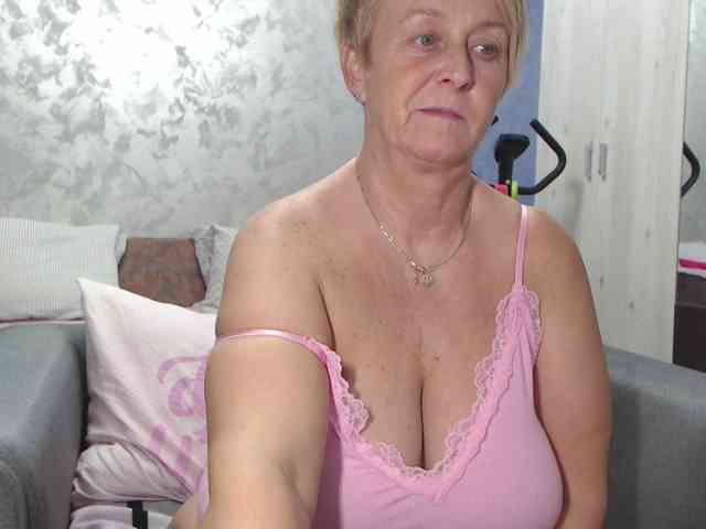 LovePinkLilli webcam