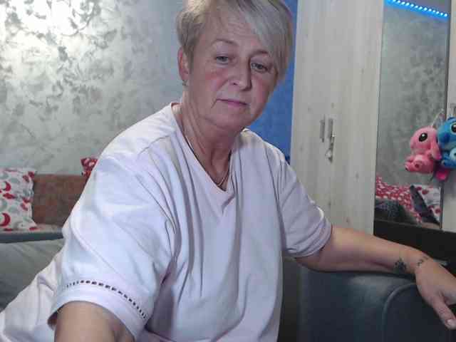 LovePinkLilli webcam