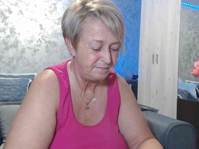 LovePinkLilli webcam