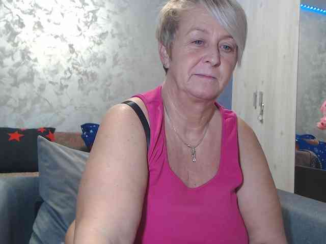 LovePinkLilli webcam