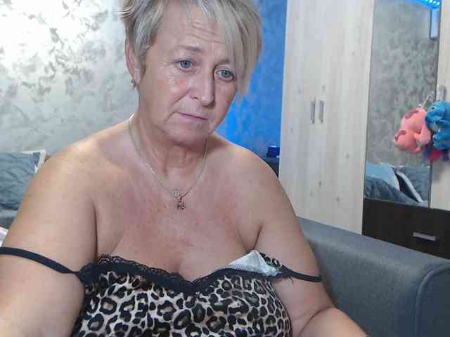 LovePinkLilli webcam