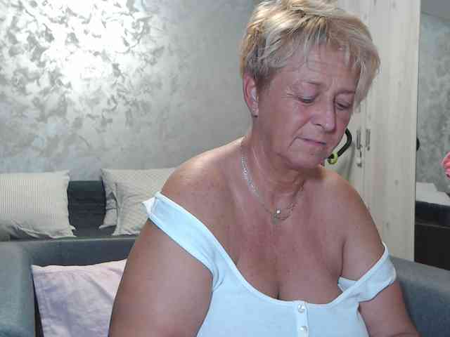 LovePinkLilli webcam