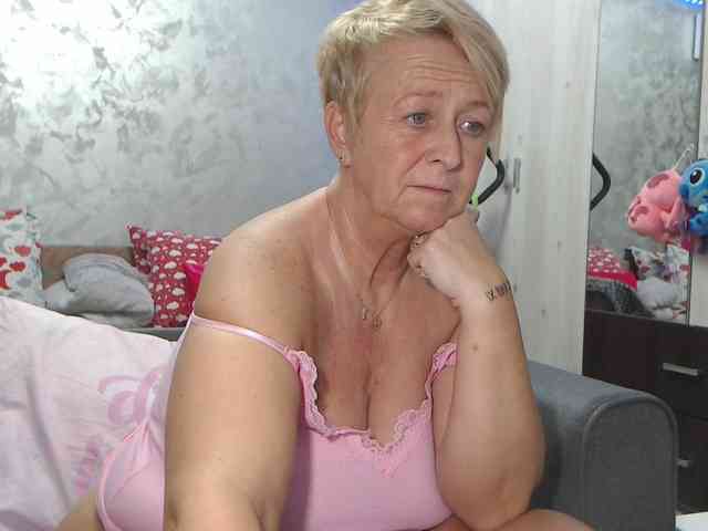 LovePinkLilli webcam