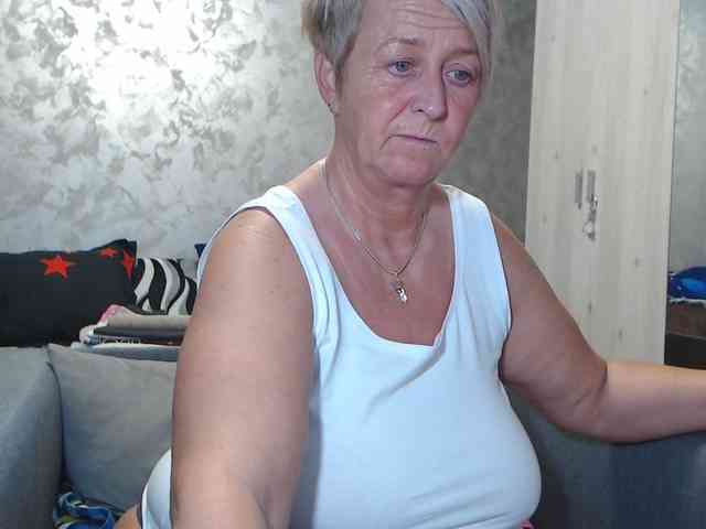 LovePinkLilli webcam