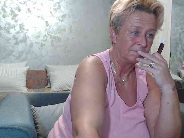 LovePinkLilli webcam