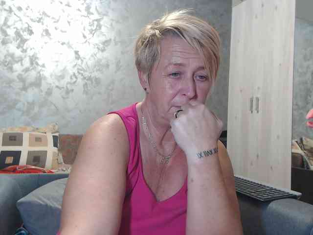LovePinkLilli webcam