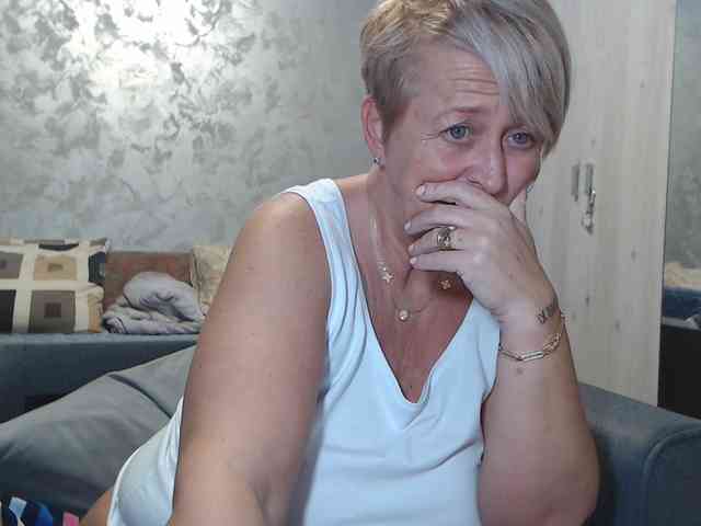 LovePinkLilli webcam