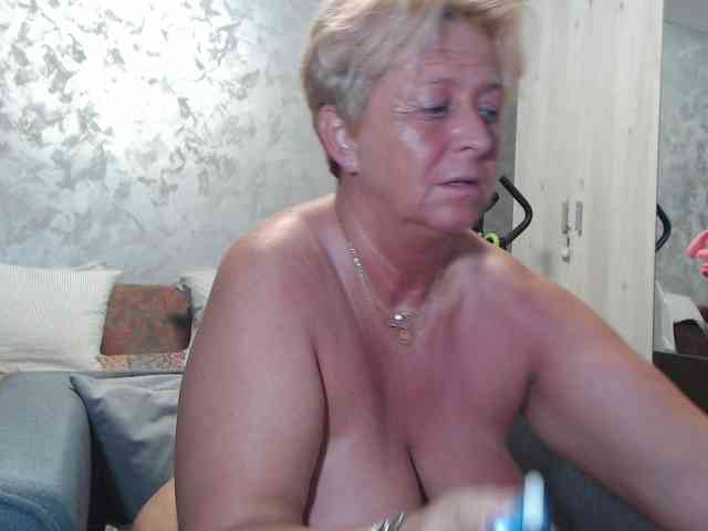 LovePinkLilli webcam