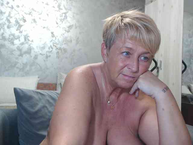 LovePinkLilli webcam
