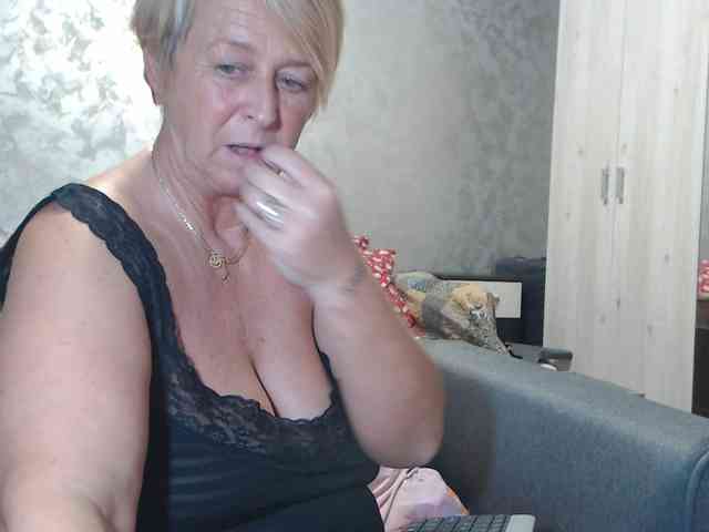 LovePinkLilli webcam