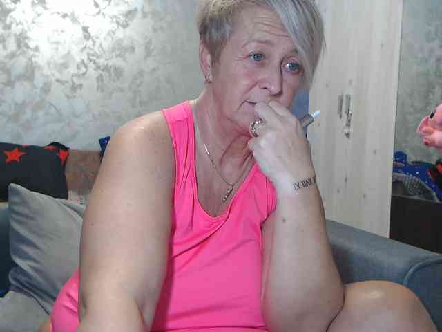 LovePinkLilli webcam