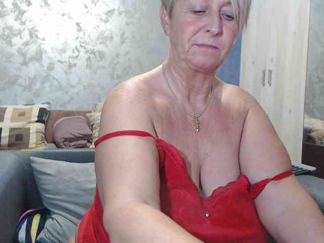 LovePinkLilli webcam