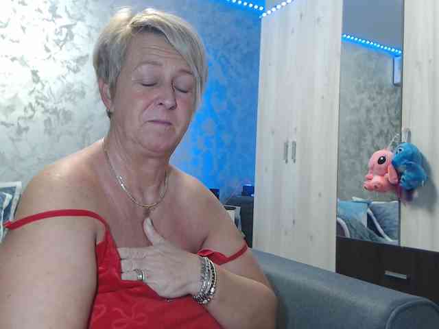 LovePinkLilli webcam