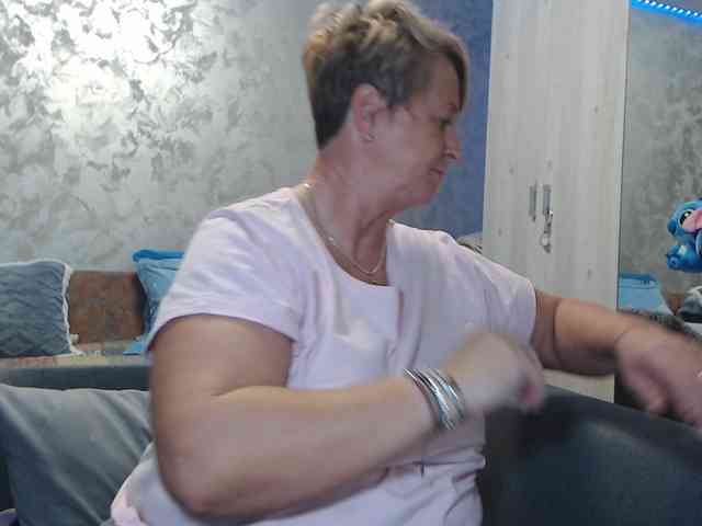 LovePinkLilli webcam