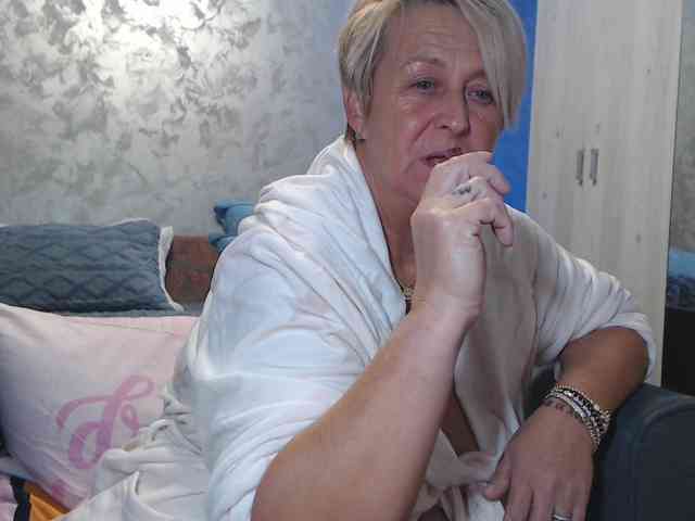 LovePinkLilli webcam