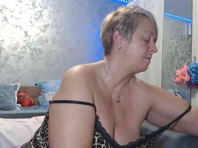 LovePinkLilli webcam