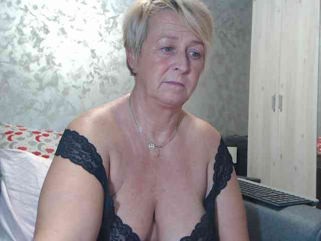 LovePinkLilli webcam