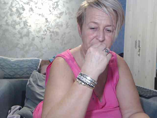 LovePinkLilli webcam