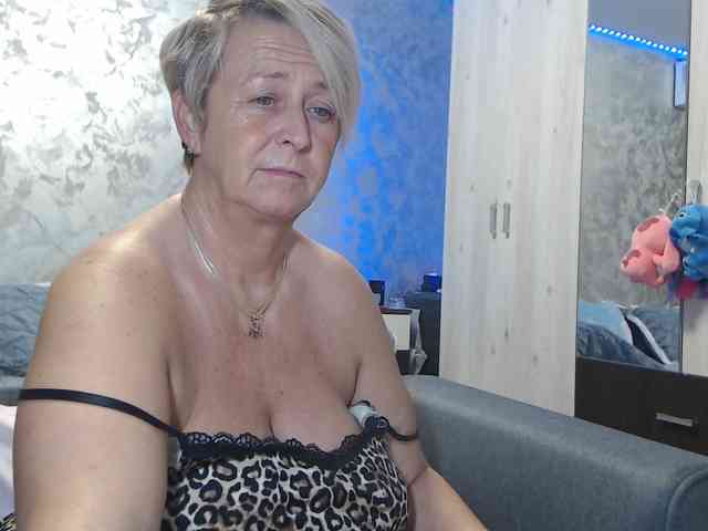 LovePinkLilli webcam