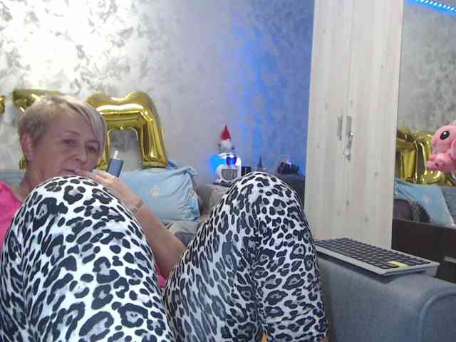 LovePinkLilli webcam