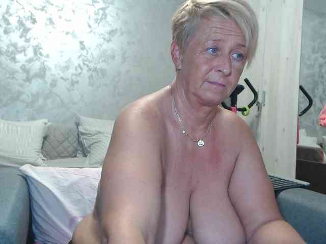 LovePinkLilli webcam