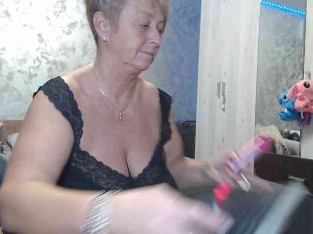 LovePinkLilli webcam