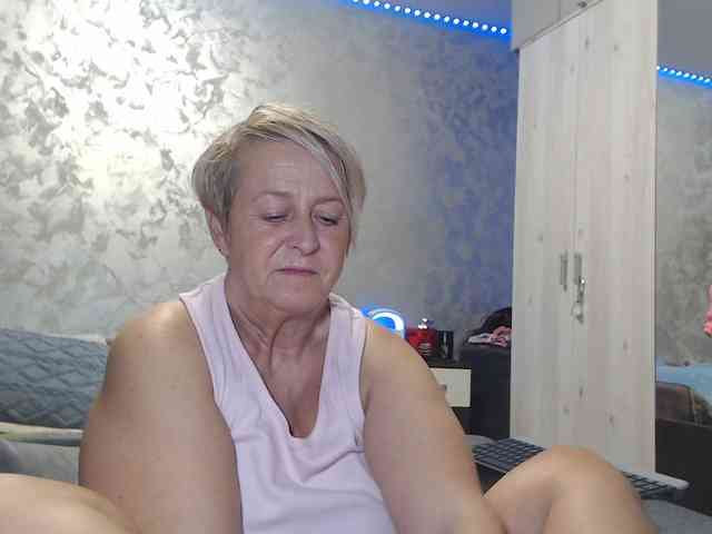 LovePinkLilli webcam