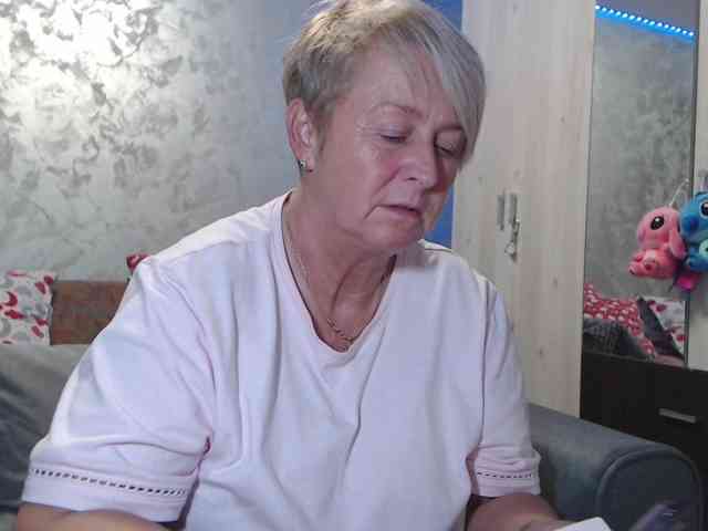 LovePinkLilli webcam