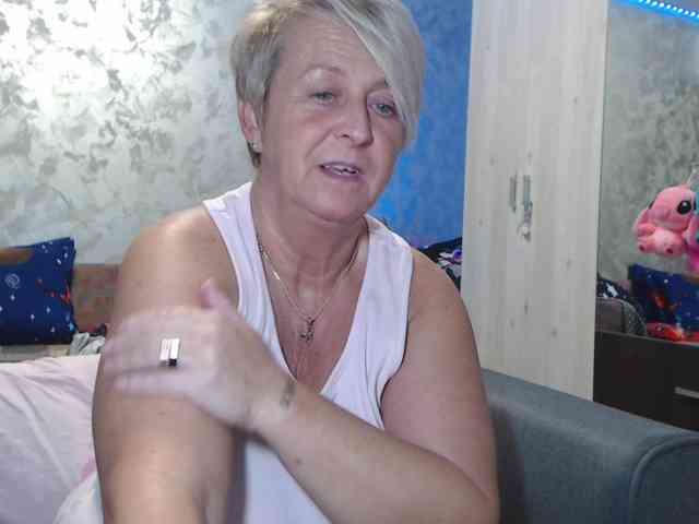 LovePinkLilli webcam