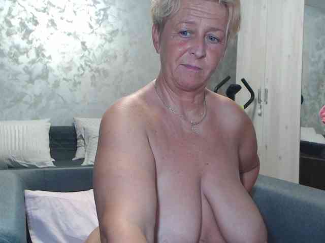 LovePinkLilli webcam
