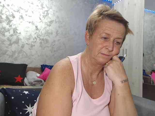 LovePinkLilli webcam