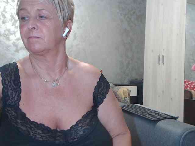 LovePinkLilli webcam