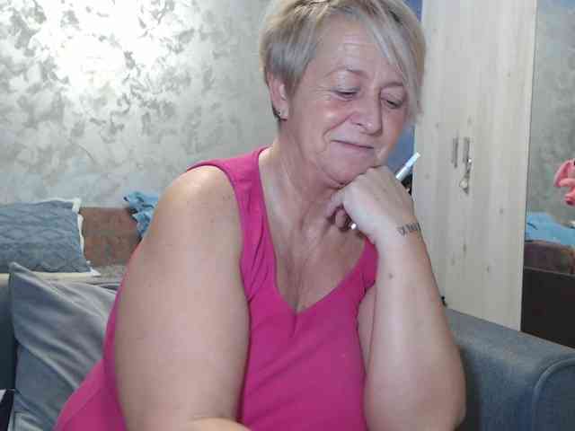 LovePinkLilli webcam