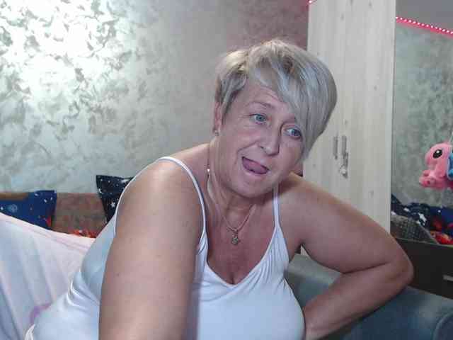 LovePinkLilli webcam