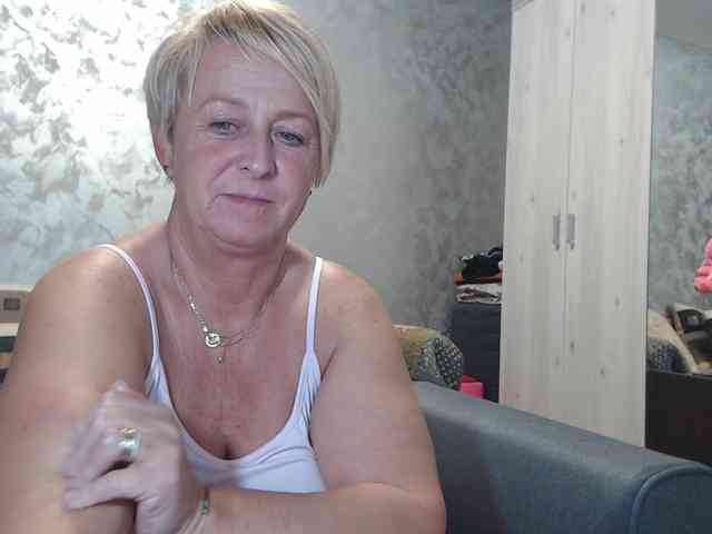 LovePinkLilli webcam