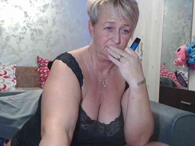 LovePinkLilli webcam