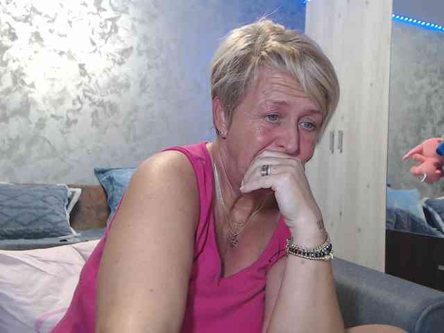 LovePinkLilli webcam