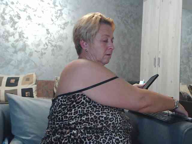 LovePinkLilli webcam