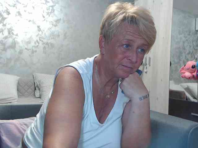 LovePinkLilli webcam