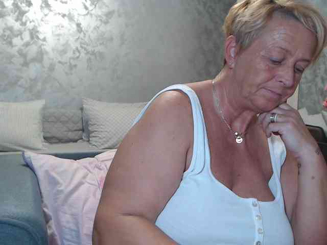 LovePinkLilli webcam