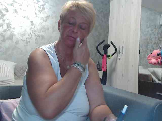 LovePinkLilli webcam