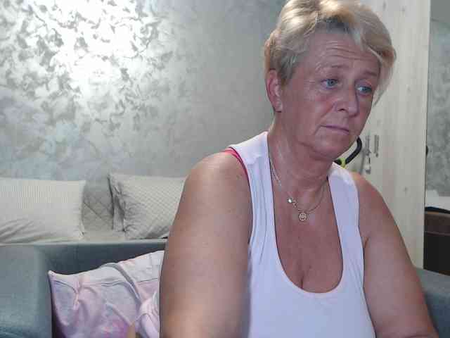 LovePinkLilli webcam