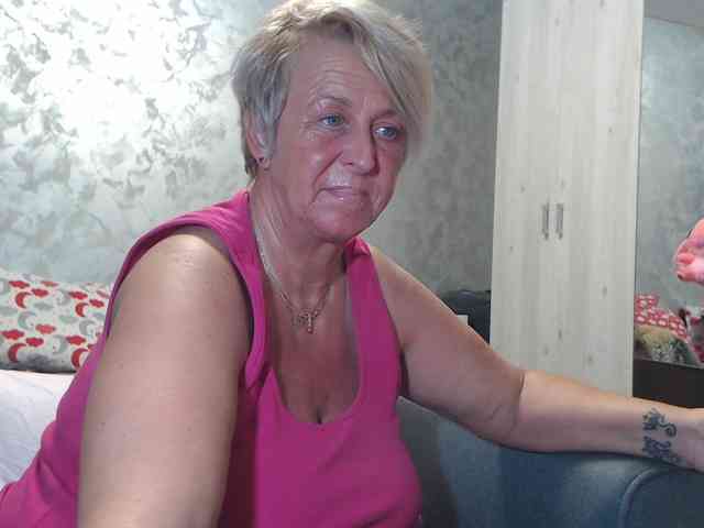 LovePinkLilli webcam