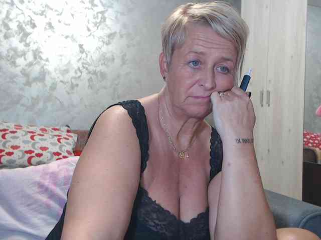 LovePinkLilli webcam